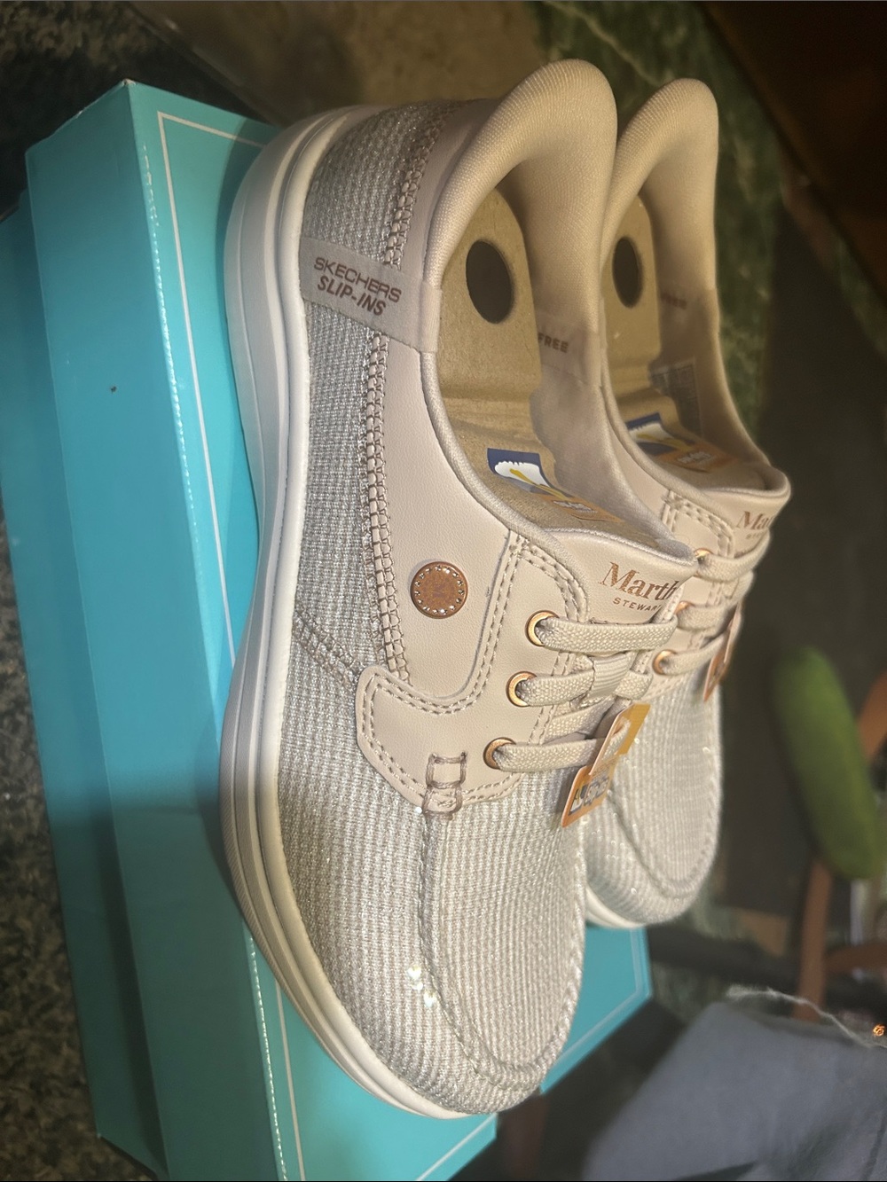 Woman’s sketchers size 6.5